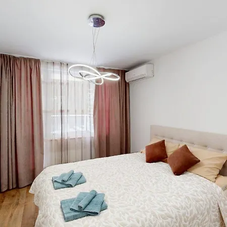 Modern 1-bedroom Near Mall & Metro