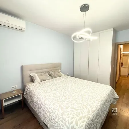 Modern 1-bedroom Near Mall & Metro