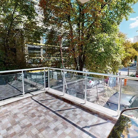 Cozy 1 Bedroom Near Mall And Metro Apartmán