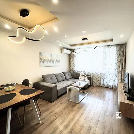 Modern 1-bedroom Near Mall & Metro *