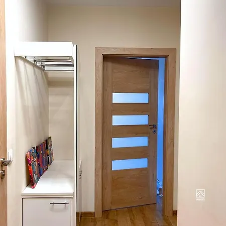 Modern 1-bedroom Near Mall & Metro *