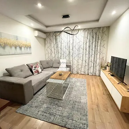 Modern 1-bedroom Near Mall & Metro *