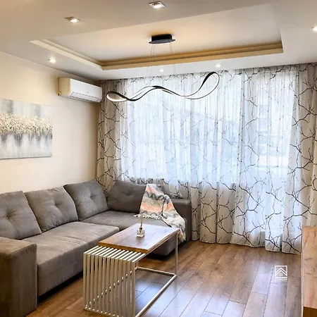 Cozy 1 Bedroom Near Mall And Metro Szófia