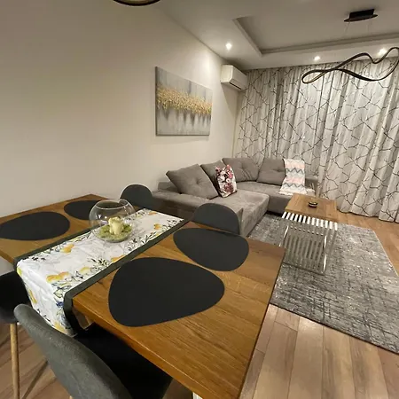 Modern 1-bedroom Near Mall & Metro