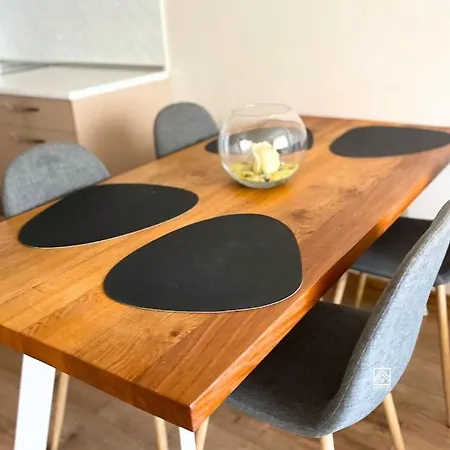 Cozy 1 Bedroom Near Mall And Metro דירה